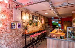 Vegan-Pizzeria-Mastino-in-de-Pijp-Kleurrijk-interieur
