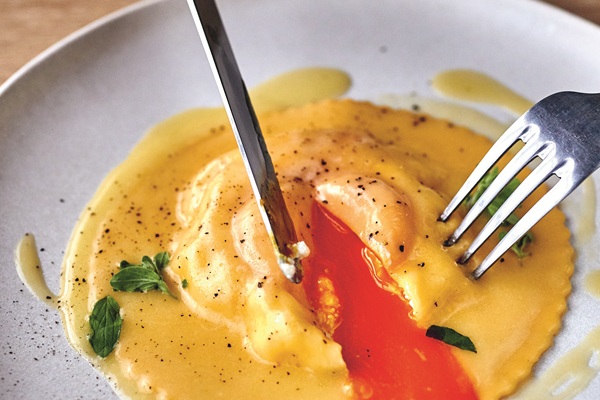 Winactie kookboek Pasta Masterclass recept Raviolo_EggRicotta c